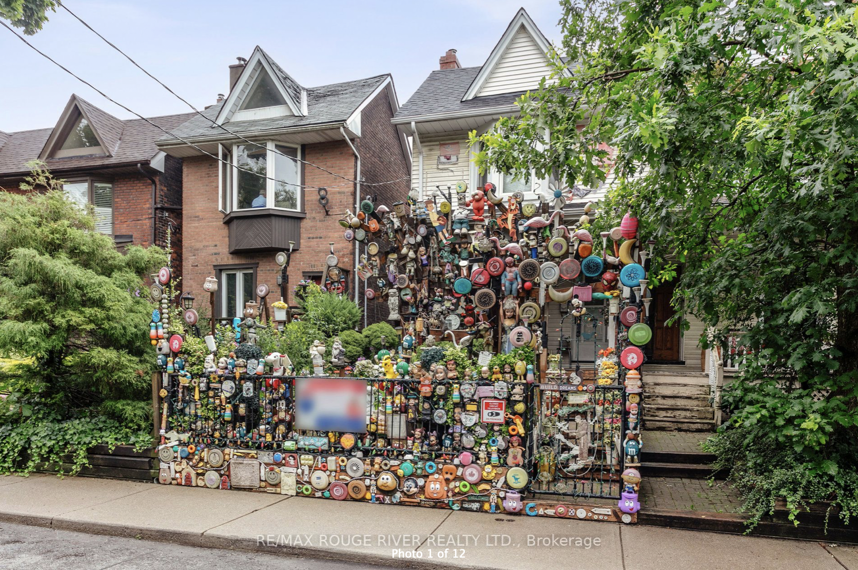 Touring Leslieville’s Iconic “Dollhouse”: A Quirky Neighbourhood Favourite!