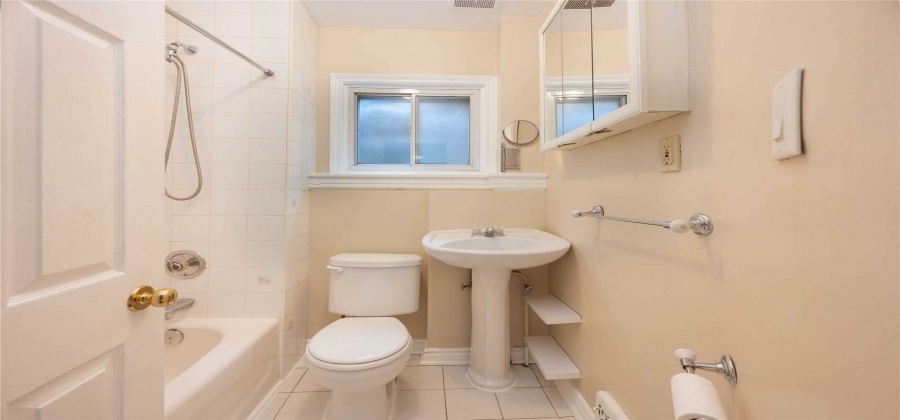 Toronto, Ontario M4L2P8, 3 Bedrooms Bedrooms, ,3 BathroomsBathrooms,Semi-detached,Sale,Greenwood,E5231877