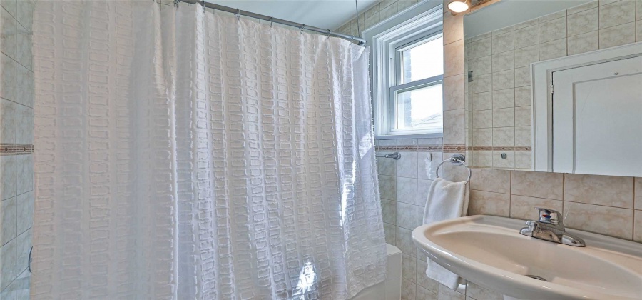 Toronto, Ontario M4C4R4, 3 Bedrooms Bedrooms, ,2 BathroomsBathrooms,Detached,Sale,Westlake,E5230724